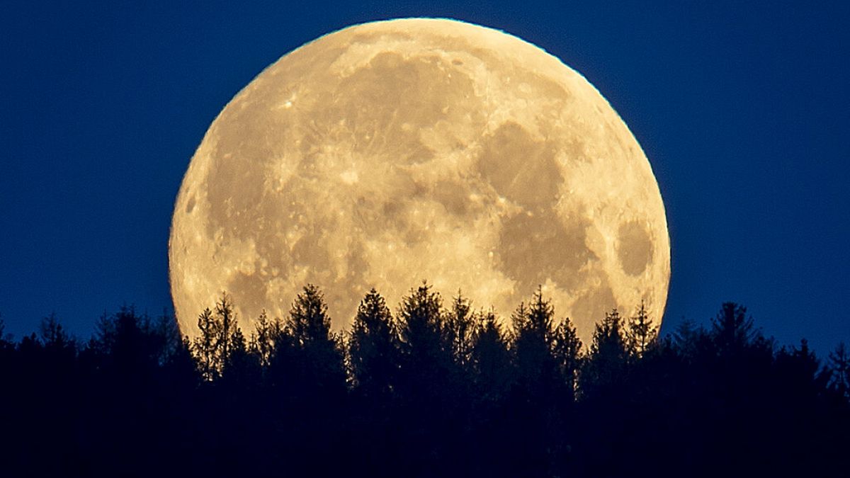 A Hold látványa egy németországi felvételen