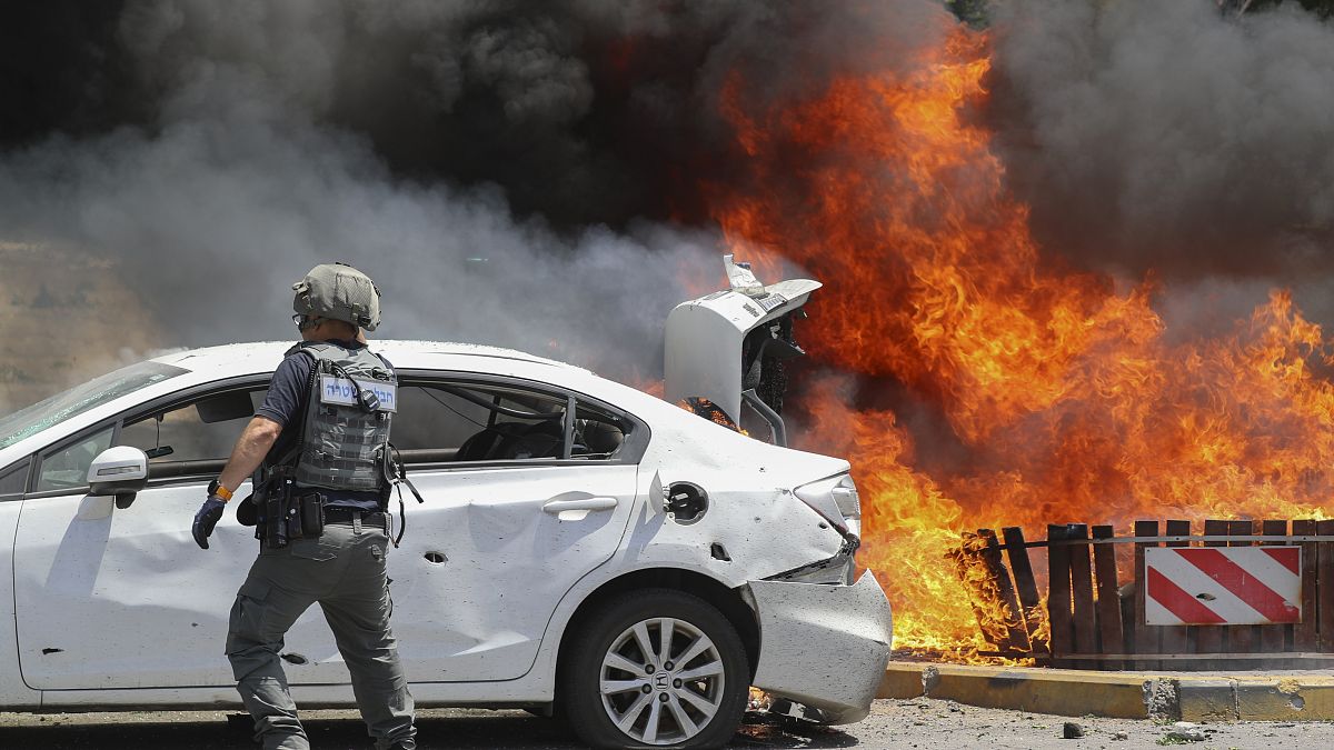 سيارة تحترق في عسقلان بعدما أصابها صاروخ أطلق من قطاع غزة