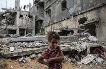 Rahaf Nuseir isimli 10 yaşındaki Filistinli kız, ateşkesin yürürlüğe girmesinin ardından geldikleri, yıkılan evlerinin önünde beklerken. Beyt Hanun, Gazze