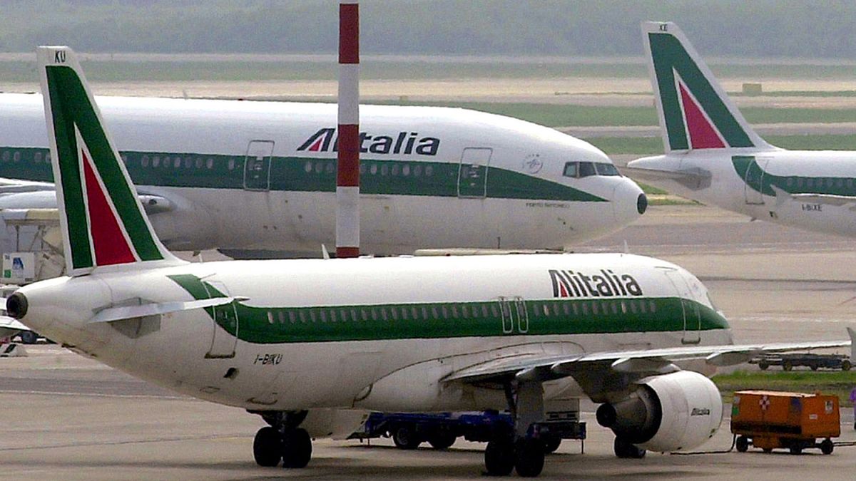 İtalya'nın Milano kentindeki Malpensa Havalimanının pistinde duran Alitalia uçakları (arşiv)