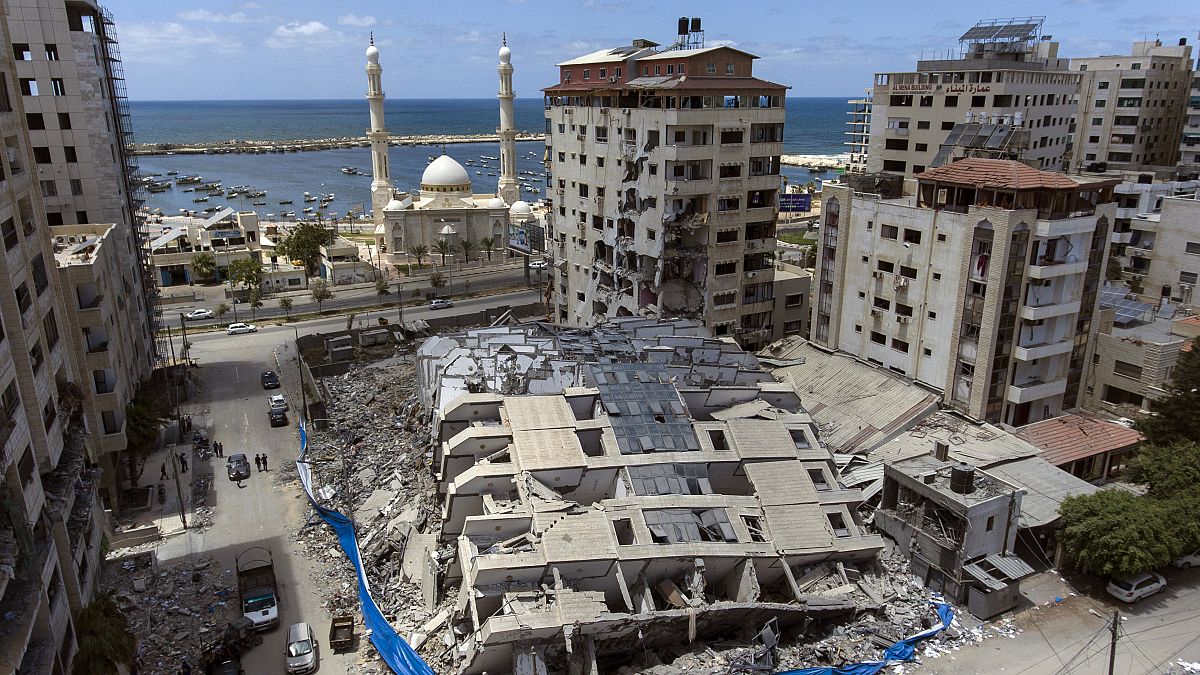 Vista aérea de un edificio destruido tras ser alcanzado la semana pasada por los ataques aéreos israelíes, en la ciudad de Gaza, el sábado 22 de mayo de 2021