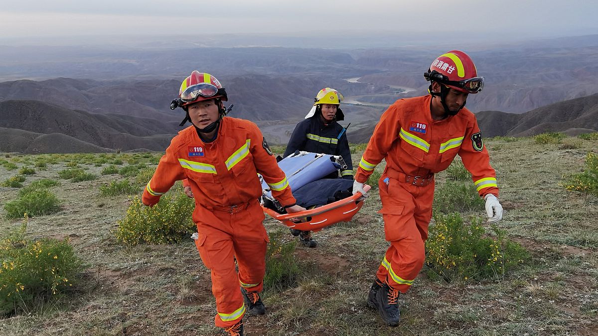 رجال الإنقاذ أثناء بحثهم عن متسابقين كانوا يتنافسون في سباق جبلي - 22 آيار / مايو 2021