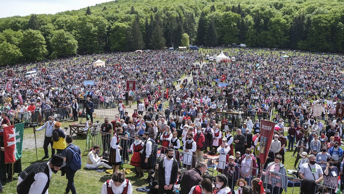 Zarándokok érkeznek a csíksomlyói búcsú szentmiséjére a Kis- és Nagysomlyó-hegy közötti hegynyeregbe 2021. május 22-én.