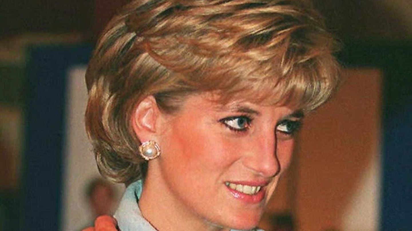 صحافي بي بي سي يعتذر من نجلي الأميرة ديانا بعد فضيحة الخداع في مقابلة 1995 Euronews