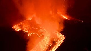 الحمم البركانية تتدفق على طول الفوهة الجنوبية لبركان إتنا