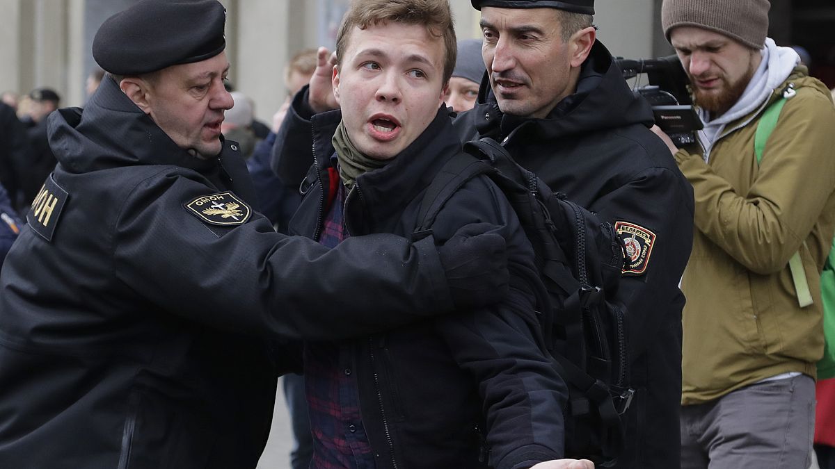 La policía bielorrusa detiene al periodista Roman Protasevich en Minsk, Bielorrusia, el 26 de marzo de 2017. (Archivo).