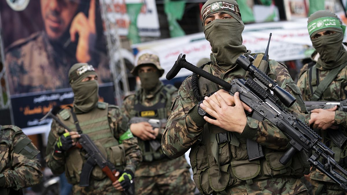 Hamas mensubu silahlı yüzlerce kişi, Gazze kent merkezinde 'Zafer yürüyüşü' düzenledi 