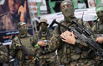 Hamas mensubu silahlı yüzlerce kişi, Gazze kent merkezinde 'Zafer yürüyüşü' düzenledi