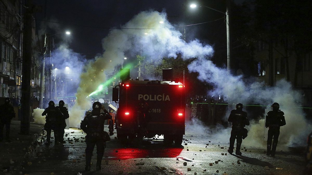 La policía colombiana lanza gases lacrimógenos contra manifestantes que les arrojan piedras el viernes 21 de mayo en Bogotá.