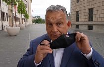 Viktor Orbán setzt höchst offiziell seine Corona-Maske ab. Die Aufnahmen hat die ungarische Regierung veröffentlicht