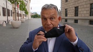 Viktor Orbán setzt höchst offiziell seine Corona-Maske ab. Die Aufnahmen hat die ungarische Regierung veröffentlicht