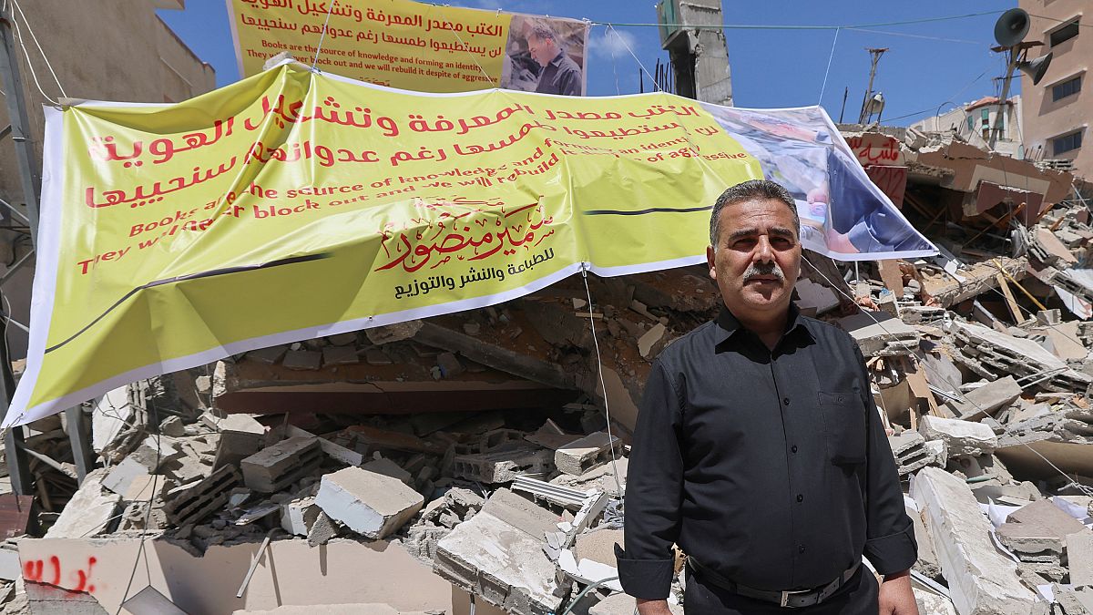 سمير منصور، الناشر الفلسطيني أمام أنقاض مكتبته 