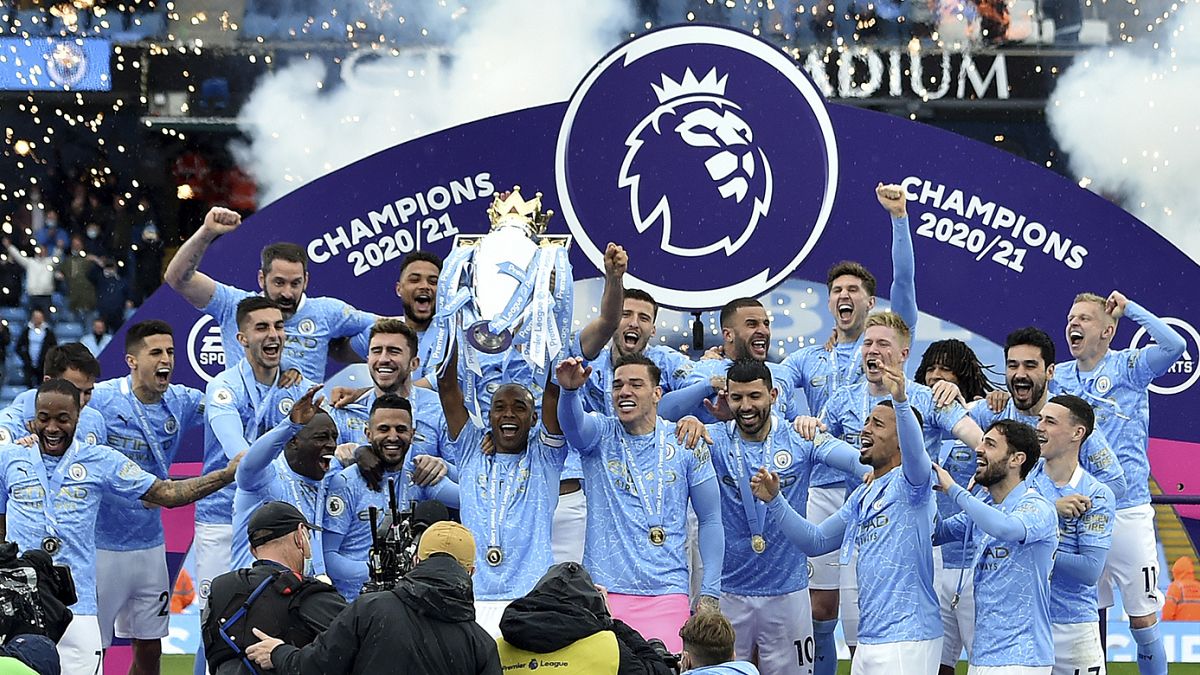 İngiltere Premier Lig 2020-2021 sezonunu şampiyon tamamlayan Manchester City, Etihad Stadı'nda düzenlenen törenle kupasına kavuştu