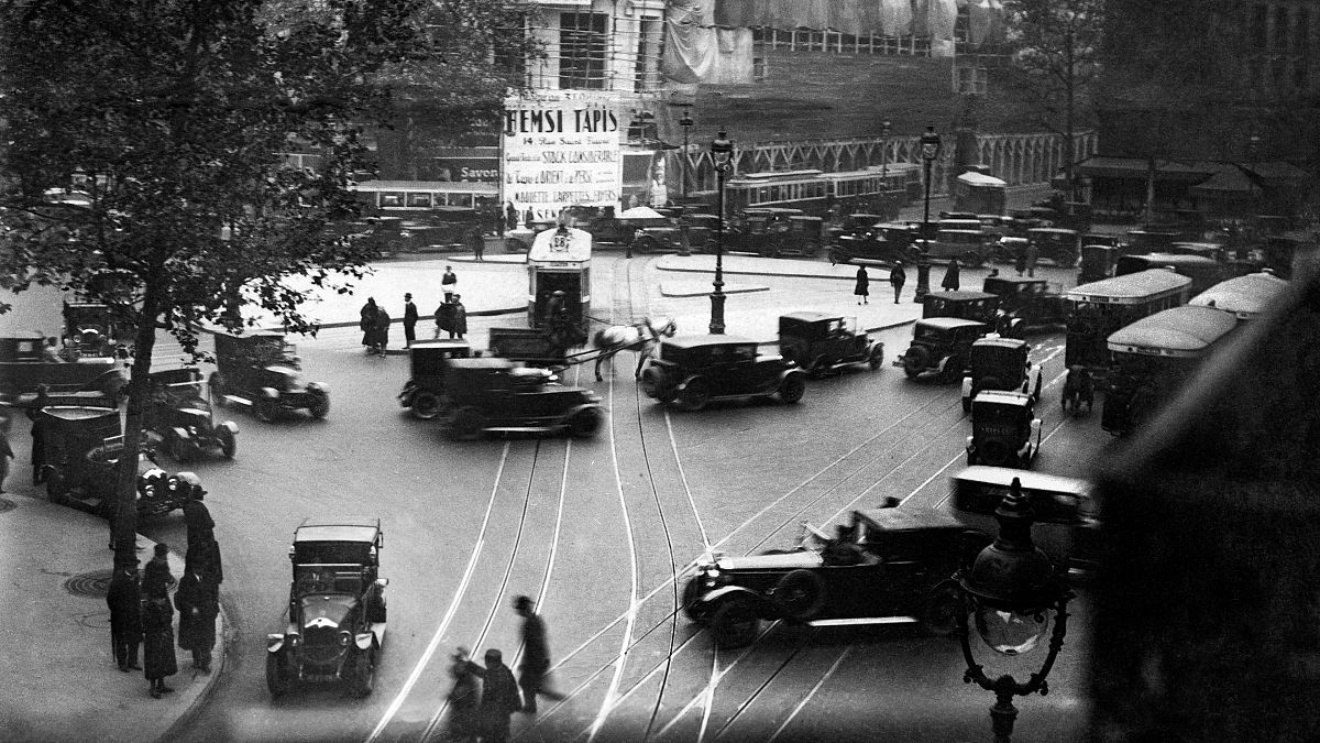 Circulation routière quelques années après l'instauration du Code de la route, Place Saint-Augustin à Paris dans les années 1930