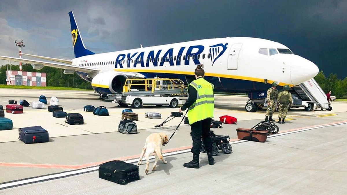 بازرسی چمدان‌های مسافران هواپیمای شرکت «رایان ایر» در فرودگاه مینسک