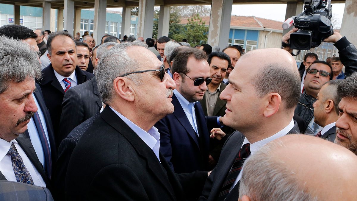 Mehmet Ağar ile Süleyman Soylu, Süleyman Yaşar Ağar'ın 10/03/2015 tarihinde yapılan cenaze töreninde bir araya gelmişti.