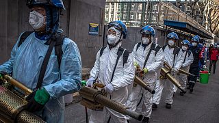 A Blue Sky Rescue kínai civil szervezet egy pekingi lakónegyedet fertőtlenít tavaly márciusban