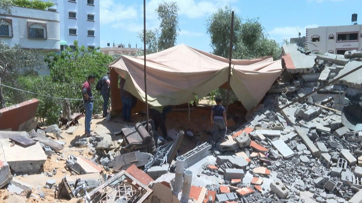 خيمة فوق الركام في  غزة