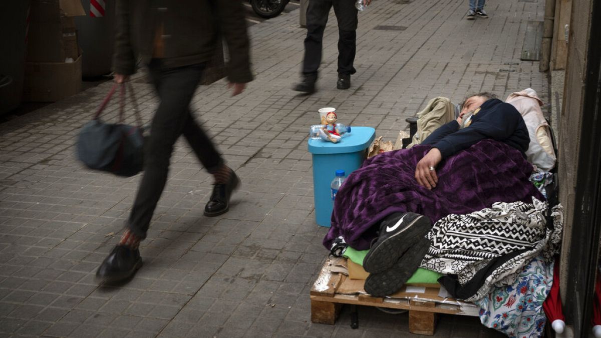 Covid-19: İspanya'da 30 bin evsizi aşılama programı başladı