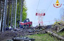 Feuerwehr im Einsatz nach dem Absturz einer Gondel auf dem Weg zum Mont Mottarone, 23.05.2021