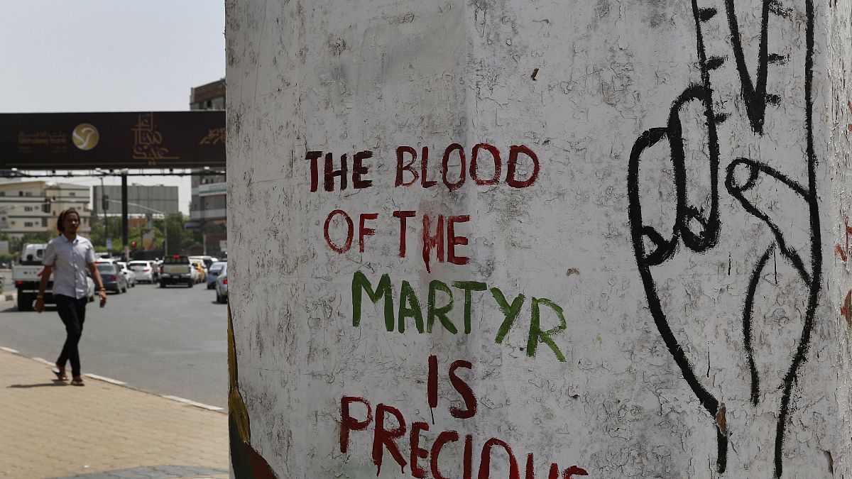 "دم الشهيد غال"، عبارة كتبت على حائط حيث كان يعتصم متظاهرون من المعارضة في الخرطوم. 2019/06/16
