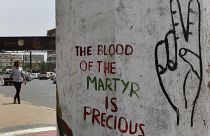 "دم الشهيد غال"، عبارة كتبت على حائط حيث كان يعتصم متظاهرون من المعارضة في الخرطوم. 2019/06/16