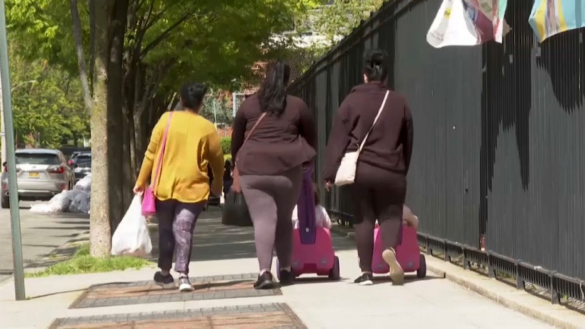 Tres mujeres caminan en Queens, Nueva York