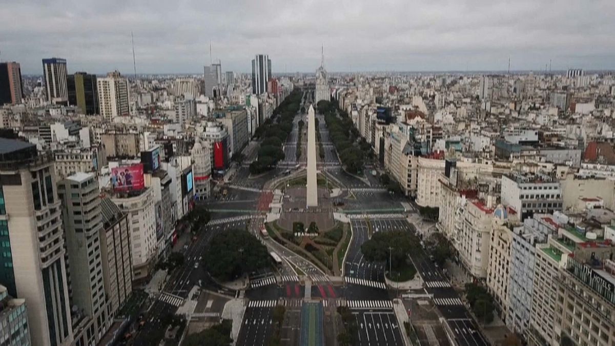 La Avenida 9 de Julio de Buenos Aires aparece semidesierta por el confinamiento