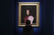İtalya'nın Forli kentinde bir sergide ünlü şair Dante Alighieri'nin portresine bakan bir kadın