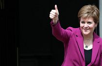 La primera ministra de Escocia y líder del Partido Nacional Escocés, Nicola Sturgeon, posa para los fotógrafos, en Bute House en Edimburgo, Escocia. Domingo, 9 de mayo de 2021