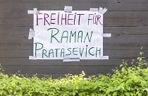 Szabadságot Roman Protaszevicsnek - felirat a belorusz követségre plakátolva Berlinben