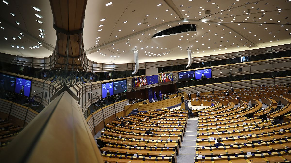 Legisladores europeos participan en un debate sobre la estrategia de la UE hacia Israel y Palestina en el Parlamento Europeo en Bruselas, el martes 18 de mayo de 2021.