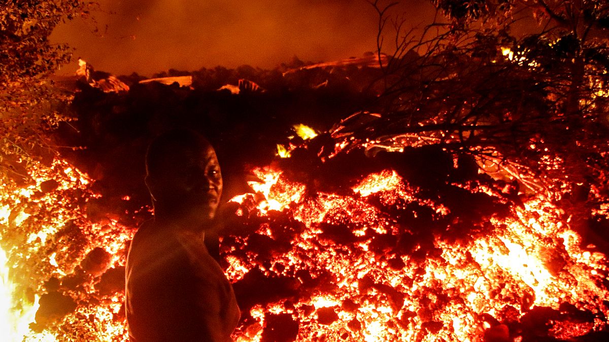 KDC'nin doğusundaki Nyiragongo yanardağı patladı