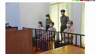 Aung Saun Suu Kyi, à esquerda, no tribunal