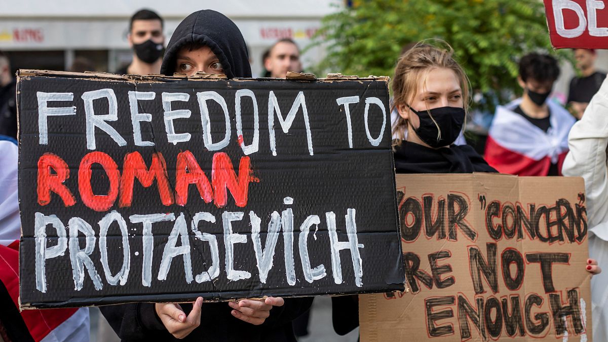 البيلاروسيون المقيمون في بولندا يحملون لافتة كتب عليها "الحرية لرومان بروتاسيفيتش" خلال مظاهرة أمام مكتب المفوضية الأوروبية في وارسو. 