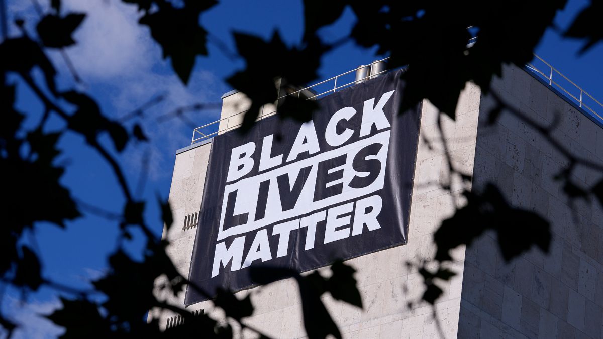 Una pancarta de 'Black Lives Matter' cuelga de la embajada de Estados Unidos en Madrid, España, el martes 25 de mayo de 2021. 
