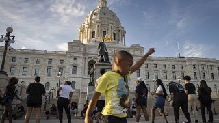 Un enfant brandit son poing dans le Minnesota