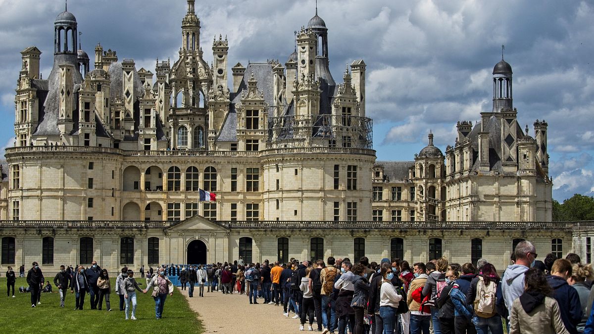زوار يقفون خارج قلعة  شامبور أو قصر شامبور وهي إحدى قلاع فرنسا الفخمة التي بنيت أثناء عصر النهضة بأمر من الملك فرانسوا الأول في شامبور، وسط فرنسا، في 23 مايو 2021