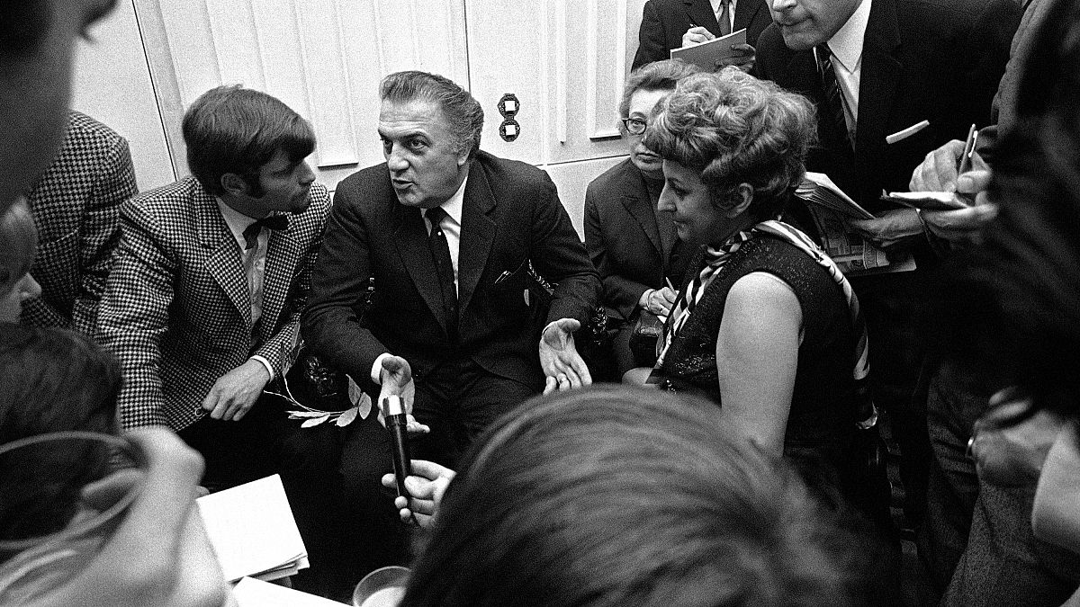 Федерико Феллини в окружении журналистов в 1970 году