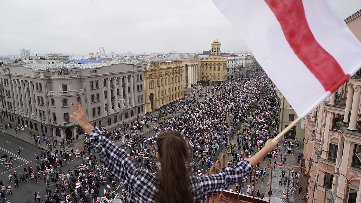 پرچم اپوزیسیون در یکی از تظاهرات مخالفان لوکاشنکو در مینسک