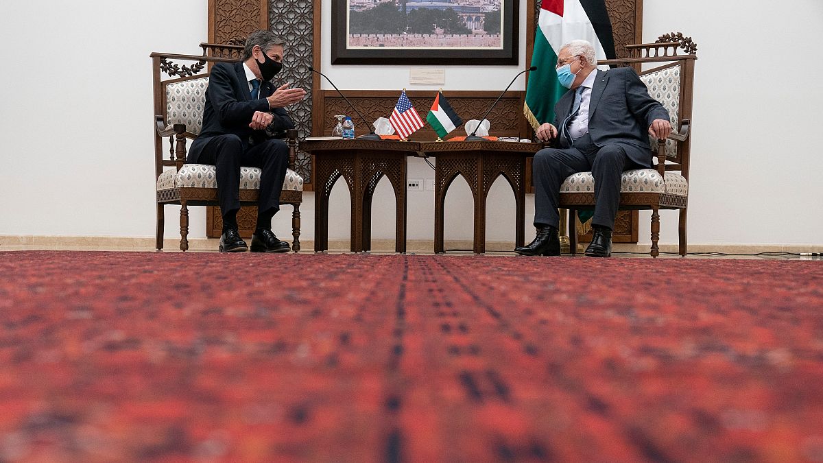 Le secrétaire d'Etat américain Antony Blinken discute avec le président palestinien Mahmoud Abbas, le 25 mai 2021