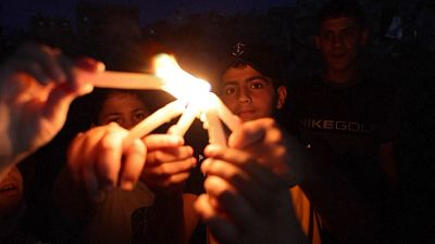 کودکان غزه به احترام قربانیان جنگ اخیر در ویرانه‌های شهر شمع روشن کردند