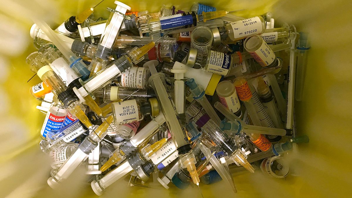 النفايات السريرية في عيادة خاصة تقدم التطعيمات في هونغ كونغ.