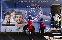 ABD'nin Kaliforniya eyaletindeki bir mobil klinikte Modrna aşısı için sıra bekleneynler