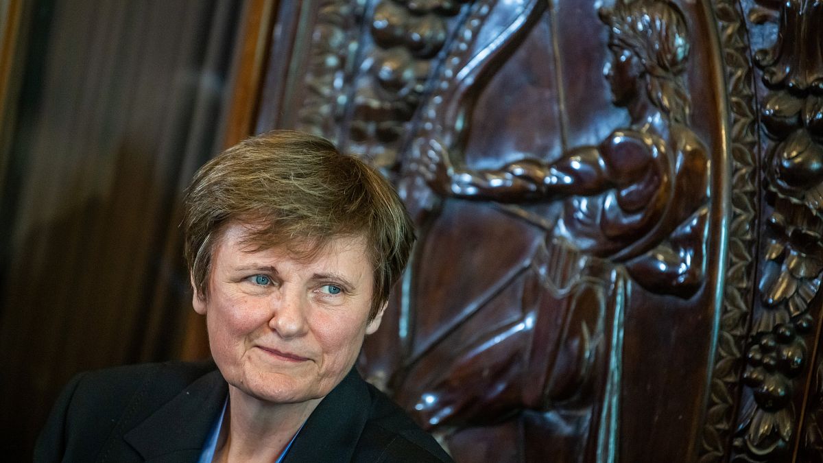 Karikó Katalin Széchenyi-díjas kutatóbiológus, biokémikus, miután átvette az Emberi Méltóságért kitüntetést Budapesten 2021. május 7-én.