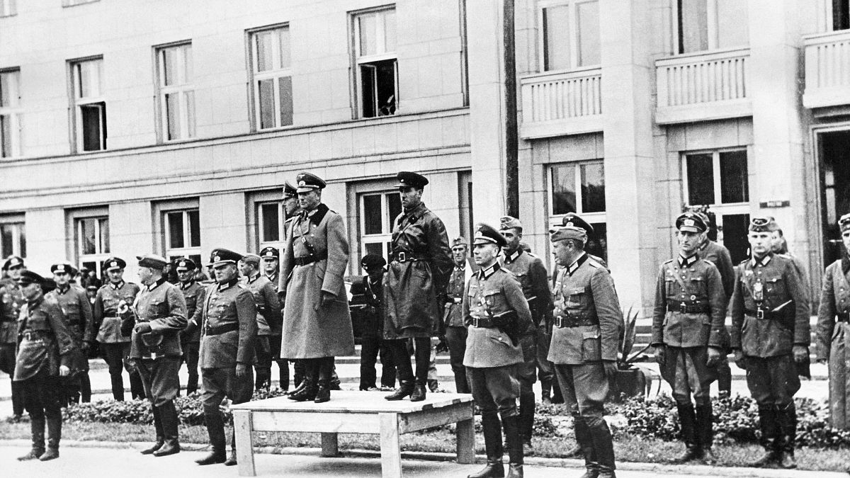 Немецкий генерал Хайнц Гудериан и советский комбриг Семён Кривошеин принимают парад Вермахта и Красной армии в оккупированном Брест-Литовске 22 сентября 1939