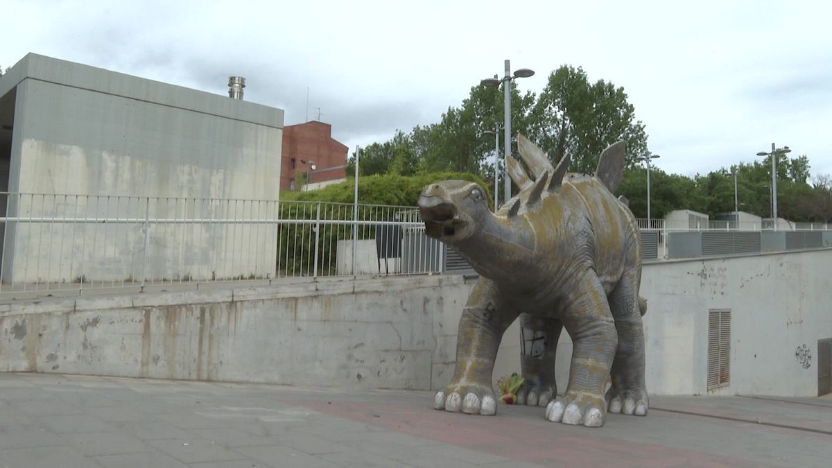 تمثال الديناصور "القاتل" في برشلونة