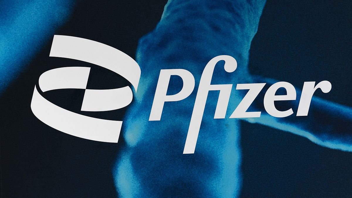 Логотип Pfizer на здании штаб-квартиры компании в Нью-Йорке, февраль 2021 года