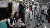 Nuova impennata di casi di Covid-19 a Taiwan: l'esercito disinfetta la metropolitana