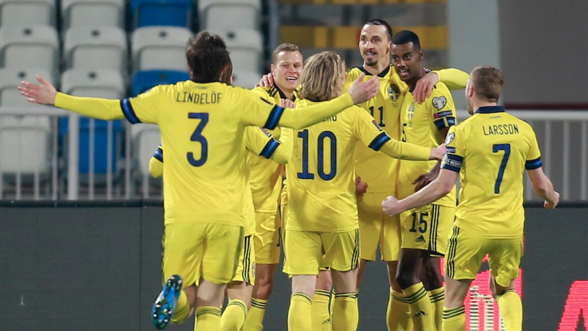 Sweden's players celebrate during the 2022 FIFA World Cup qualifying match against Kosovo.